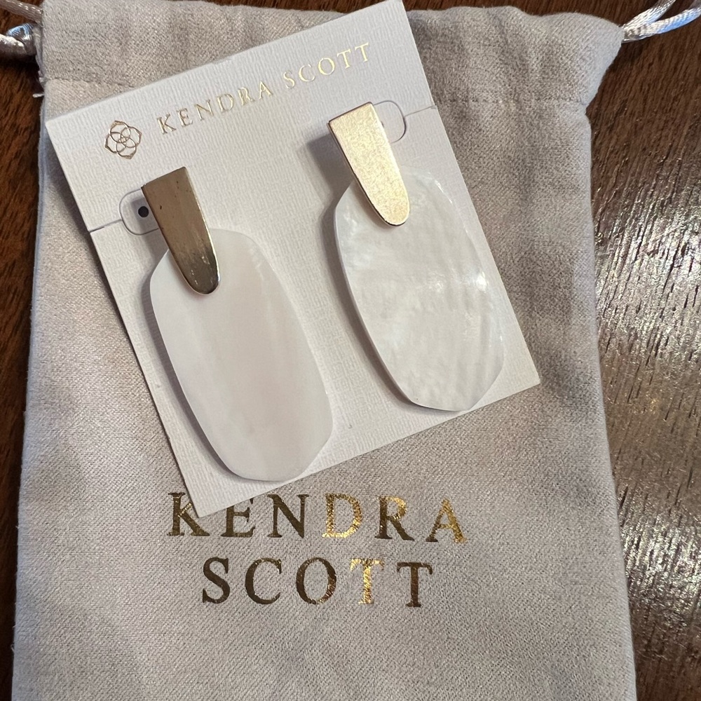 Kendra Scott Aragon Gold Drop Earrings in Ivory Pearl